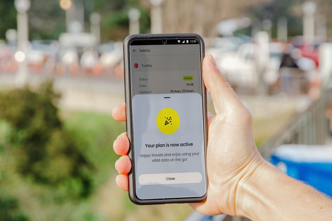 Personne utilisant une application mobile sur son smartphone